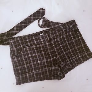 Wool blend shorts w/belt. Size LARGE.